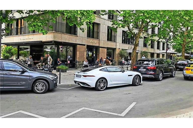Zugeparkte Kurve hinter dem Stuttgarter Rathaus