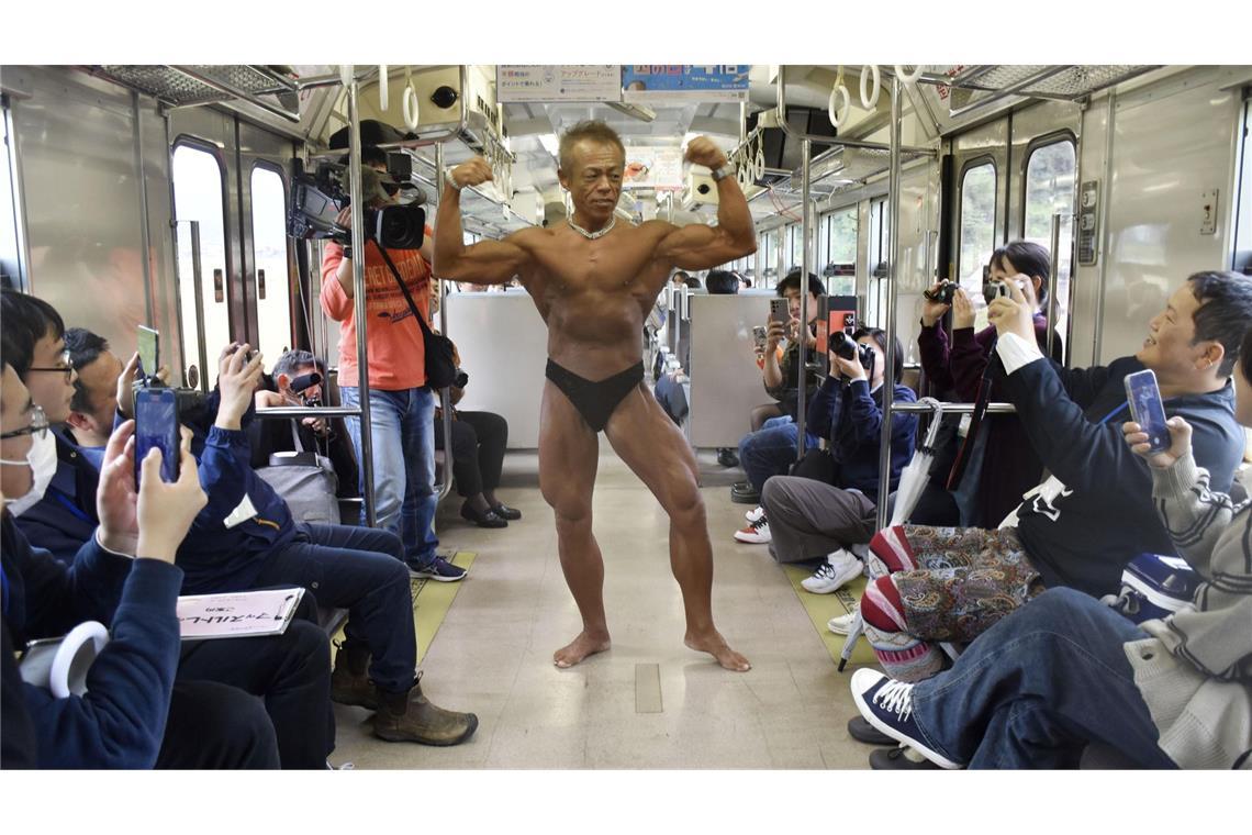 Bilder des Tages Zuglinien-Wiedereröffnung mit Bodybuilding-Performance
