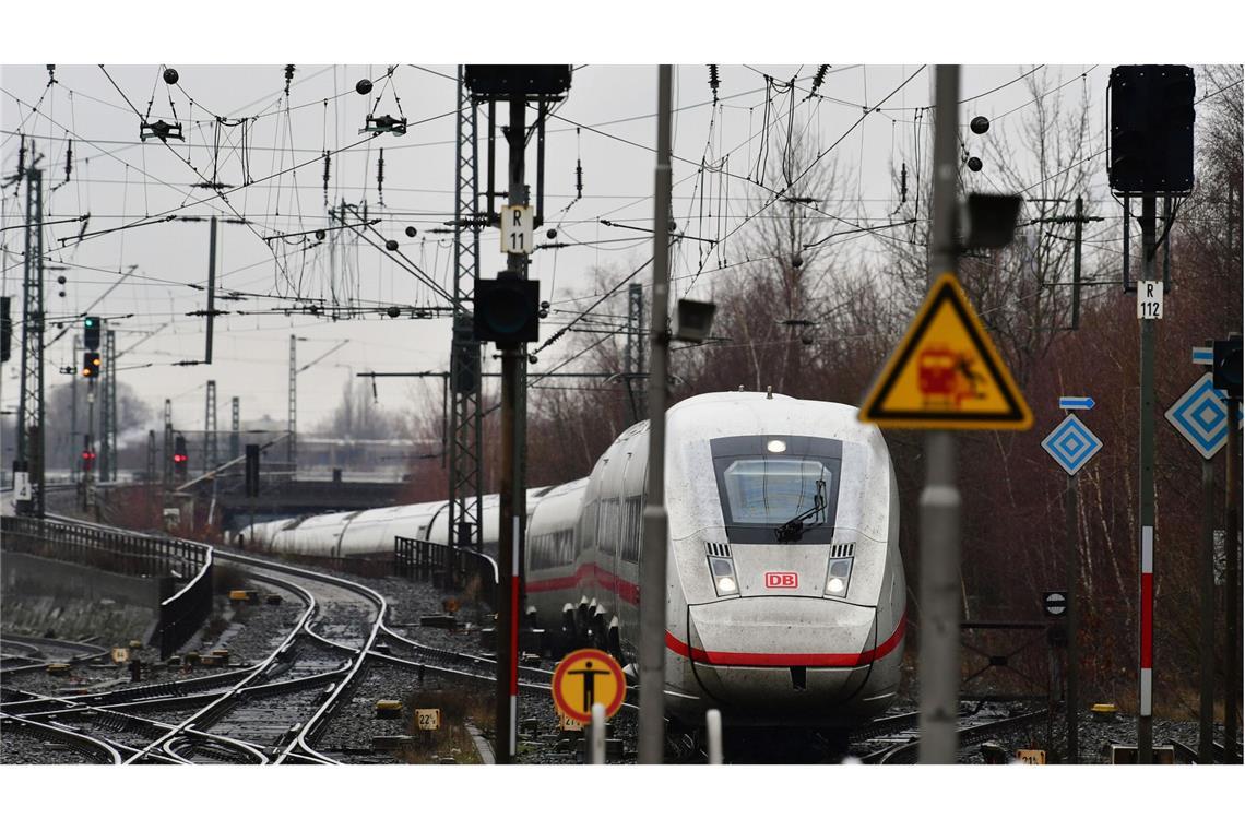 Bessere Mobilfunkversorgung in Zügen durch neue Technik Zugreisende können in Zukunft mit einem besseren Mobilfunk-Empfang rechnen.