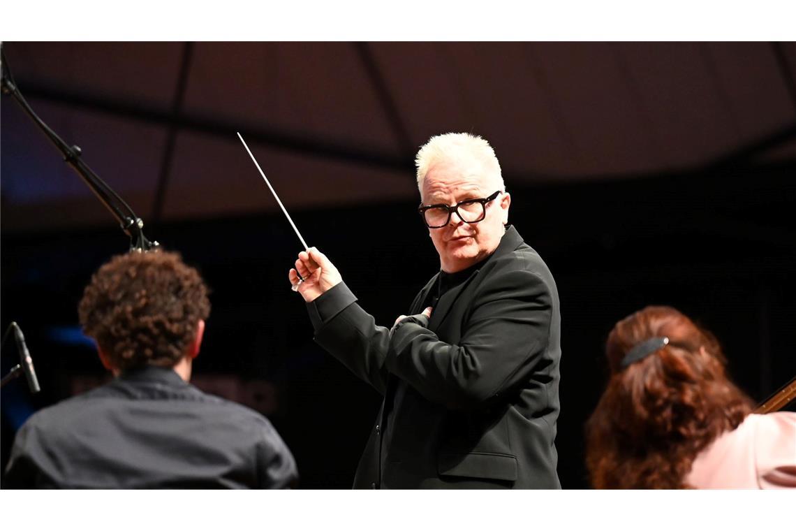 Zuletzt hat er auch zum Taktstock gegriffen, wie hier in Neumünster: Grönemeyer will Stillstand vermeiden.