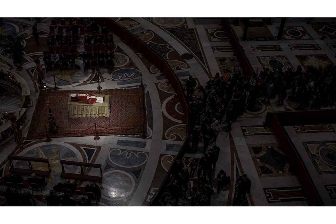Was passiert nach dem Tod des Papstes? Zuletzt war der emeritierte Papst Benedikt XVI. im Januar 2023 im Petersdom öffentlich aufgebahrt. (Archivbild)