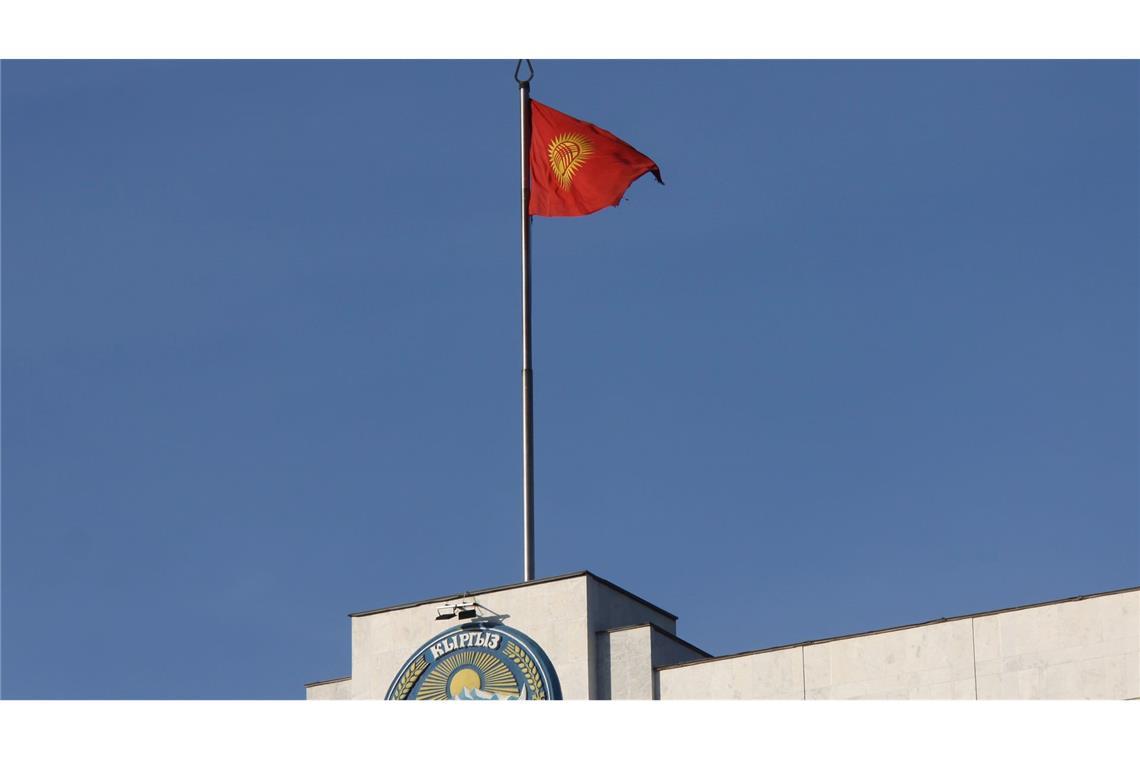 Zuletzt zeigte das System in Kirgistan zunehmend autoritäre Züge: Mehrere kritische Medien wurden als extremistisch verboten, bekannte Oppositionelle landeten im Gefängnis.