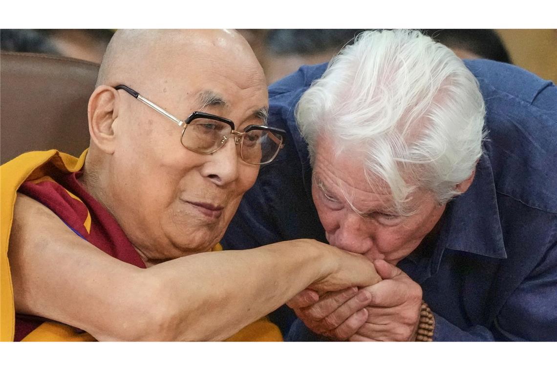 Bilder des Tages Zum 90. Geburtstag: Richard Gere küsst Hand des Dalai Lama
