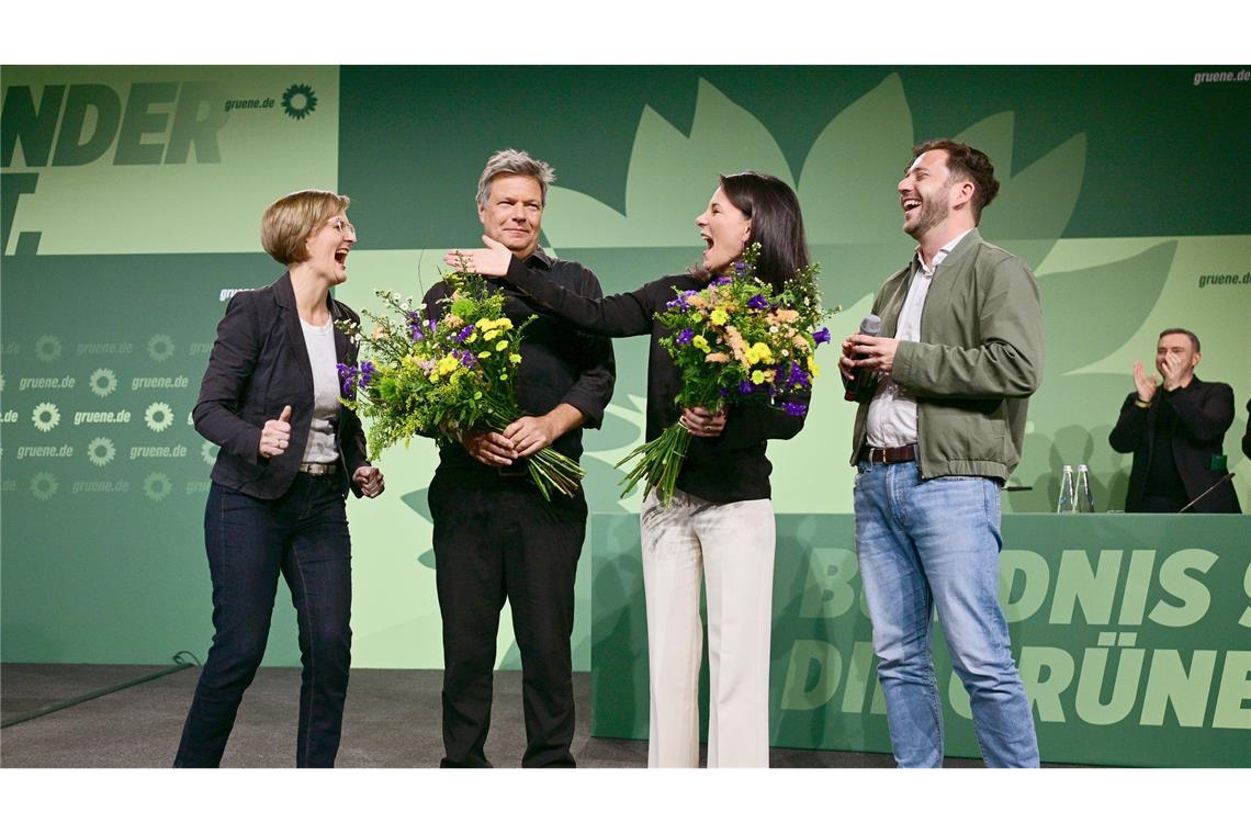 Grünen-Parteitag: Kämpferischer Start in die Opposition Zum Abschied gab es Blumen für das einstige Spitzenduo Habeck und Baerbock.