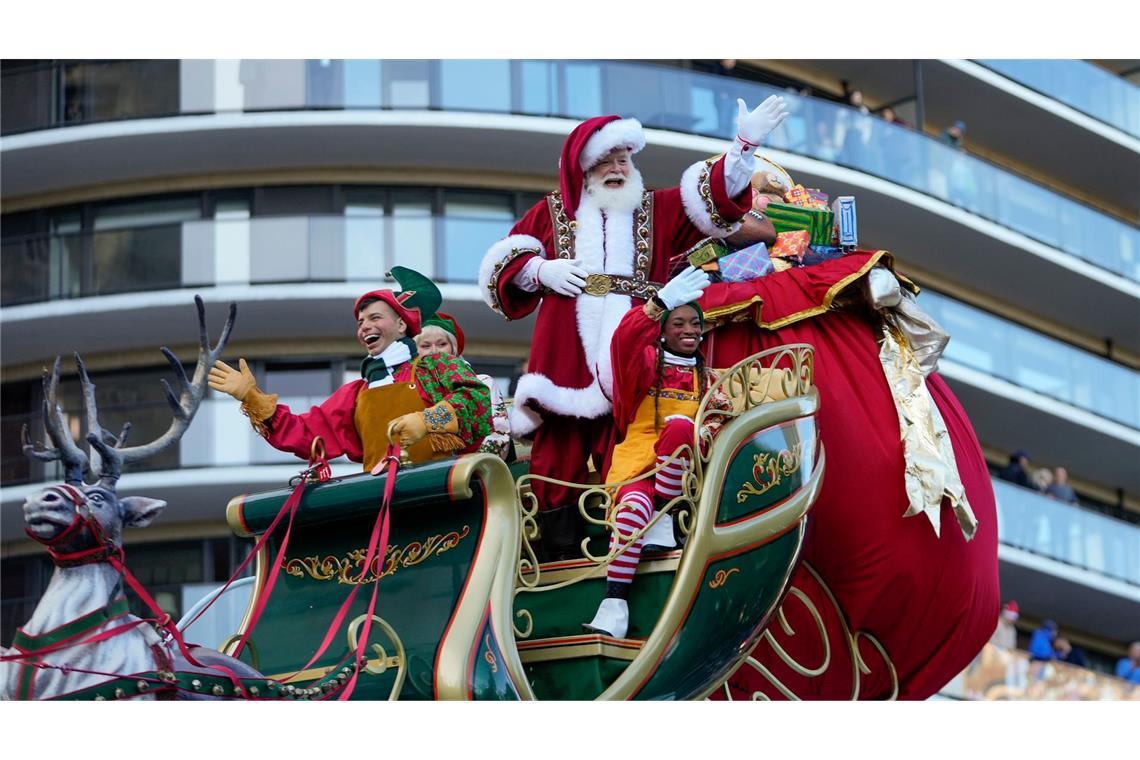 Zum Abschluss der Parade erklärt Santa Claus die Weihnachtssaison für eröffnet.