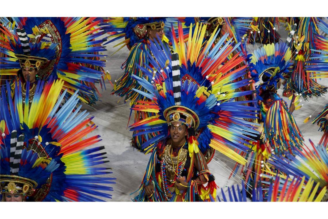 Zum Abschluss des Karnevals in Rio de Janeiro treten die sechs besten Sambaschulen auf.