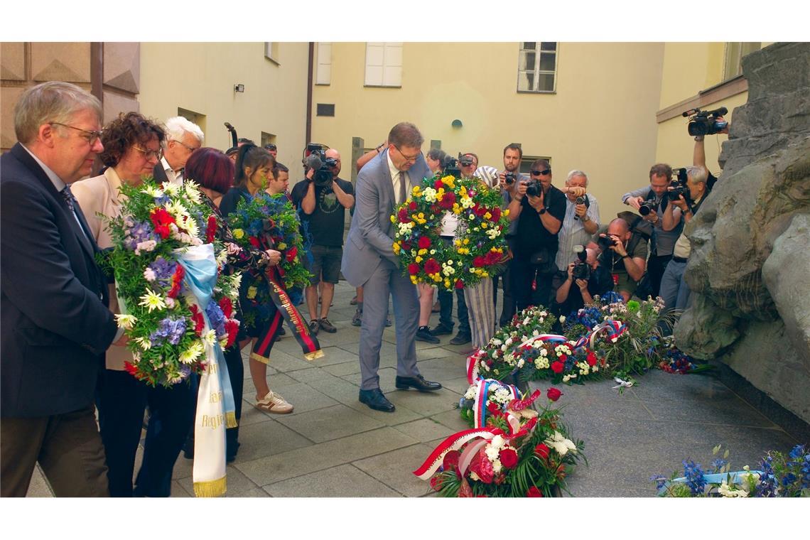 Zum Abschluss des Sudetendeutschen Tags wurden an einem ehemaligen Gestapo-Gefängnis Kränze und Blumen niedergelegt.