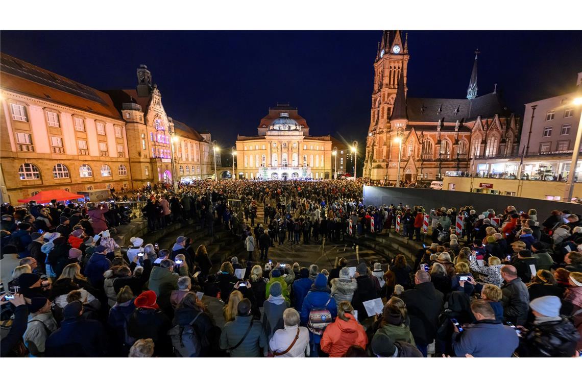 Zum Abschluss wird gemeinsam gesungen: In Chemnitz ist am Samstag das Kulturhauptstadtjahr offiziell verabschiedet worden.