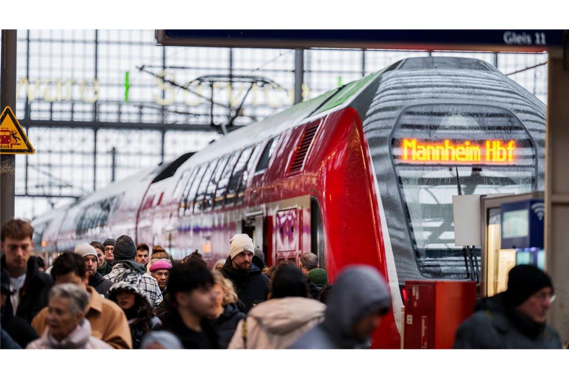 Bahn: Verkehr auf der Riedbahn stabil angelaufen Zum Anrollen des Zugverkehrs auf der sanierten Riedbahn kam es noch zu Verspätungen - es ruckelt sich aber ein.