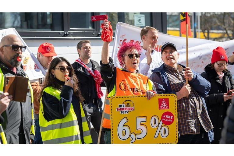 Zum Auftakt der Tarifrunde im März haben Betriebsräte des Kfz-Handwerks symbolisch dem Arbeitgeberverband die Forderungen überreicht (hier im Foto). Mittlerweile gibt es erste Warnstreiks.