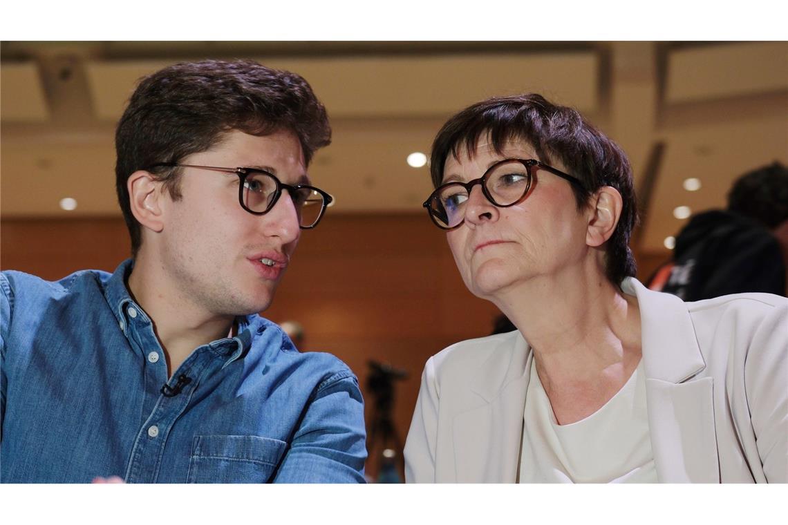 Bilder des Tages Zum Auftakt des Juso-Kongresses unterhält sich der Vorsitzende des Nachwuchsverbands, Philipp Türmer, mit SPD-Chefin Saskia Esken.