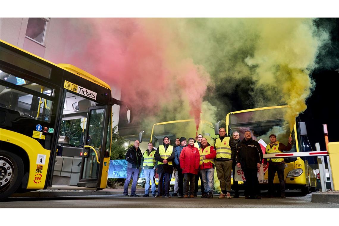 Bilder des Tages Zum Auftakt des zweitägigen Warnstreiks beim Berliner Nahverkehr halten streikende BVG-Mitarbeiter Leuchtfackeln und machen damit bunten Qualm.