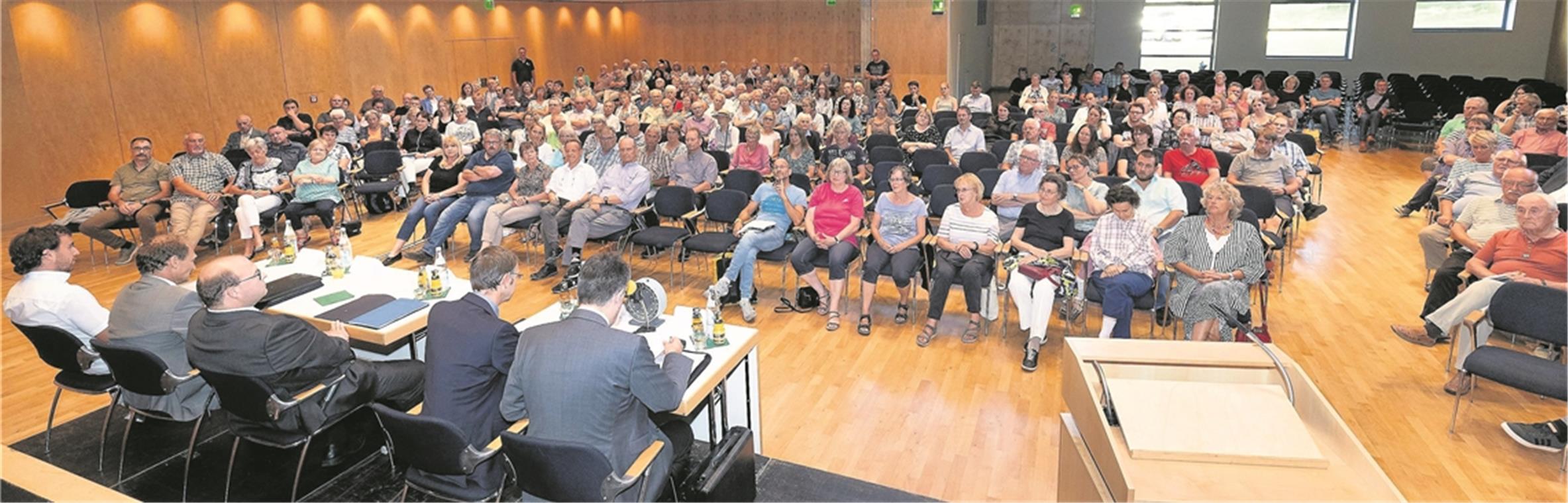 Zum Auftakt sitzen die drei Kandidaten (von links) Samuel Speitelsbach, Roland Anton Krojer und Armin Mößner noch zusammen am Tisch, später treten sie einzeln ans Rednerpult, während ihre Mitbewerber in einem separaten Raum warten. Den Abend moderierte Andreas Winkle (vorne rechts) mit Unterstützung von Hauptamtsleiter Matthias Kircher (Zweiter von rechts). Fotos: J. Fiedler