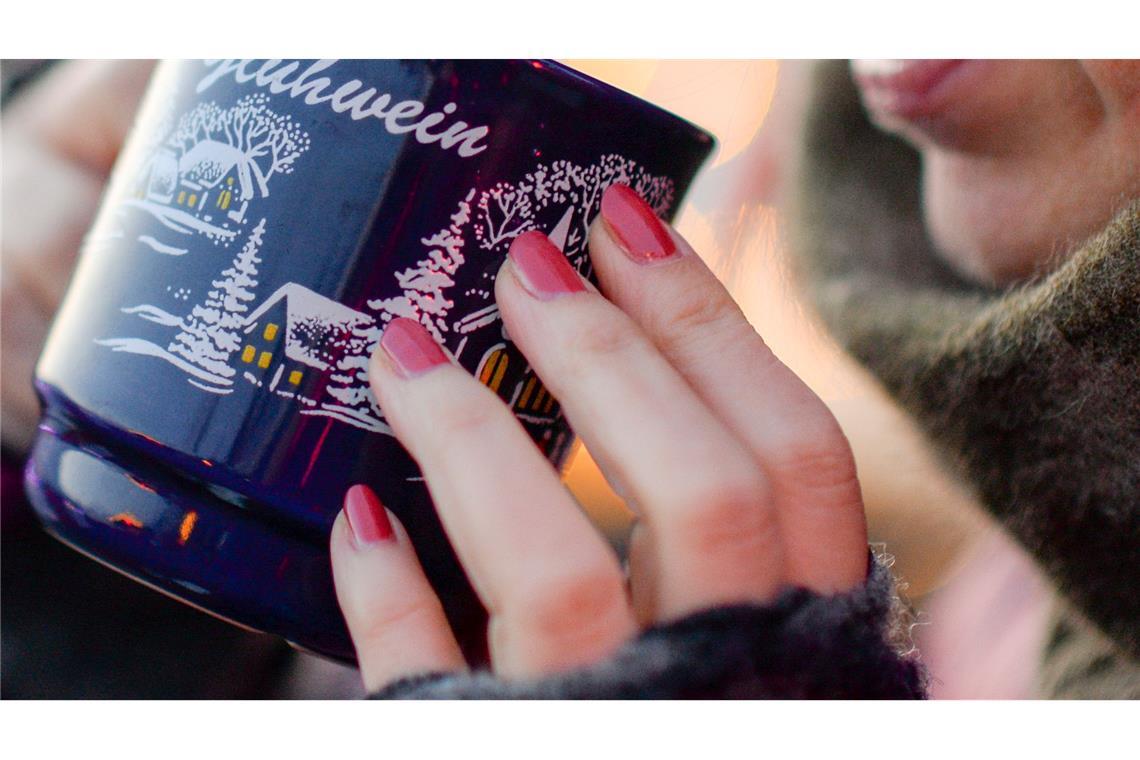 Zum Besuch auf dem Weihnachtsmarkt gehört er für viele dazu: Der Glühwein - gerne mit Schuss - scheint ideal zum Aufwärmen, doch der Effekt ist nur kurzzeitig und trügerisch. (Symbolbild)