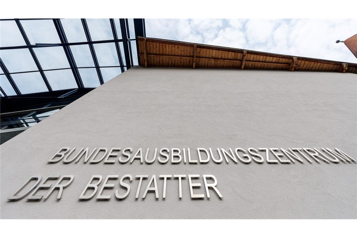 Kollege Tod - So werden Bestatter ausgebildet Zum Bundesausbildungszentrum für Bestatter in Münnerstadt kommen Azubis aus ganz Deutschland.