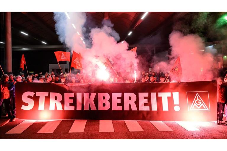 Zum Ende der Friedenspflicht bekunden Beschäftigte von Volkswagen ihre Streikbereitschaft.