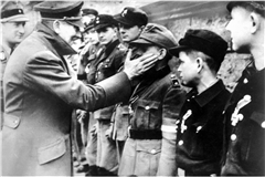 Zum Ende des Zweiten Weltkriegs, der für Deutschland in einer totalen Niederlage endete, schickte der Diktator Adolf Hitler selbst Kinder in die Schlacht.