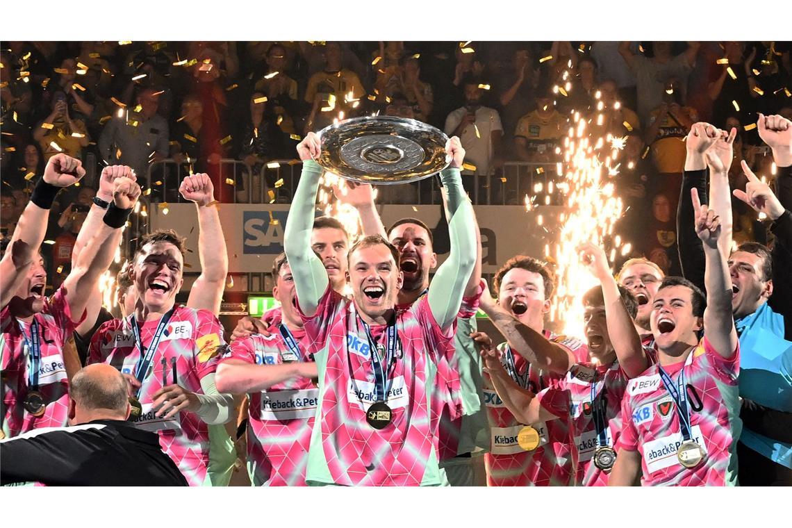 Bilder des Tages Zum ersten Mal Meister: Die Füchse Berlin bejubeln den Sieg der deutschen Handball-Meisterschaft.