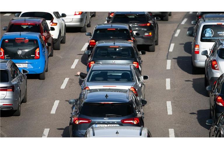 Zum Ferienende wird es auf den Straßen wieder voll. (Symbolbild)