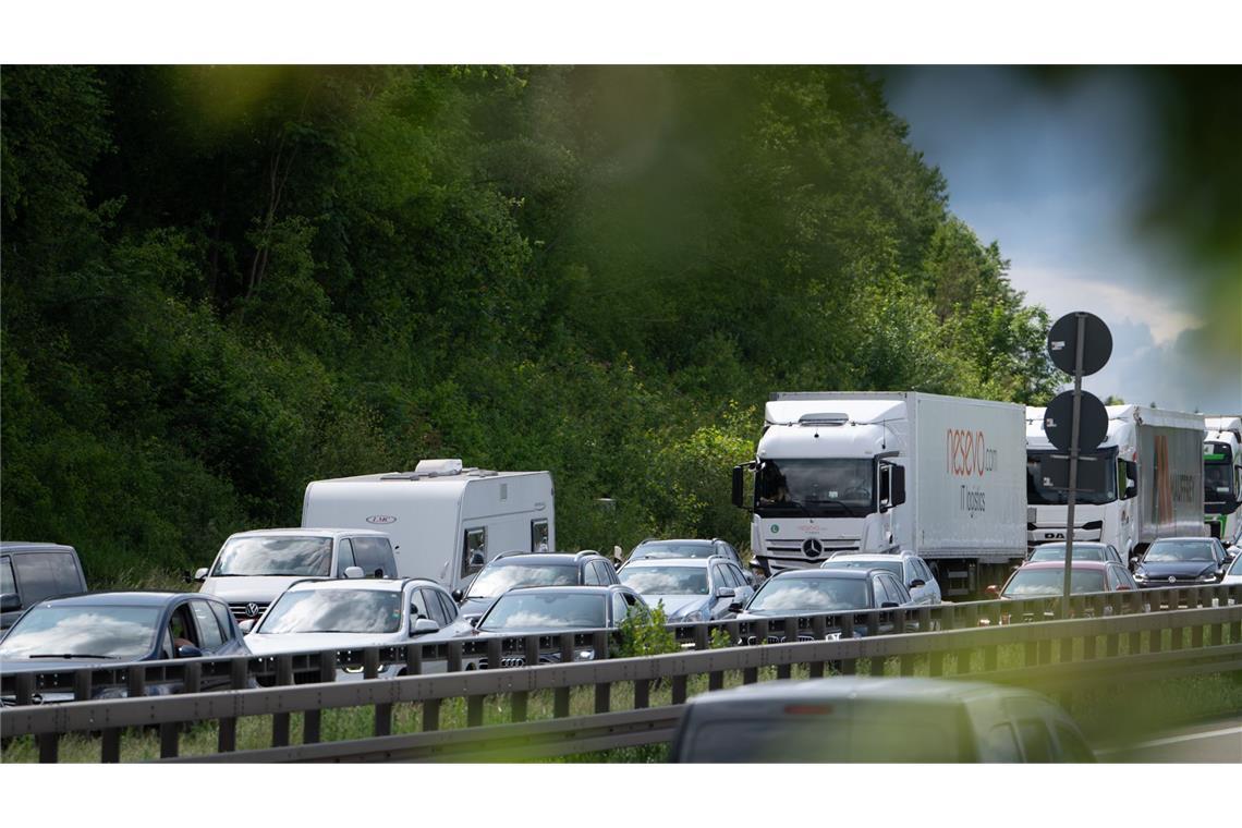 Viel los zum Ferienstart – das sollten Reisende jetzt wissen Zum Ferienstart können die Autobahnen voll werden