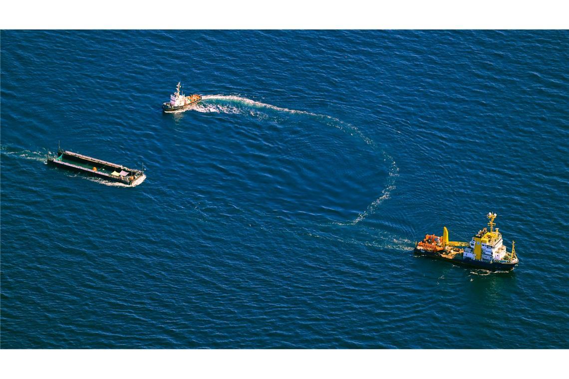 Zum Konvoi zählten zwei große Schiffe: Das Mehrzweckschiff "Fortuna B" (rechts) und der Schlepper "Robin Hood" (oben) sowie der Lastkahn, auch Barge genannt (links).