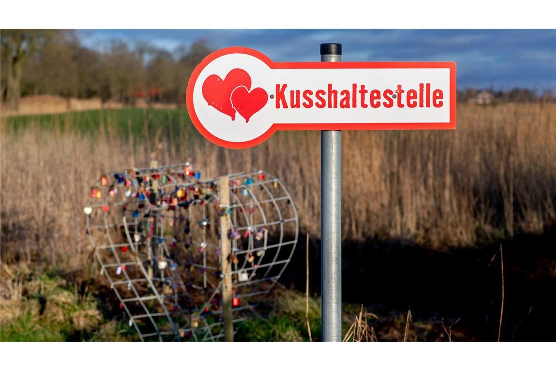 Bilder des Tages Zum Küssen: Liebende können an dieser "Kusshaltestelle" nahe der Ortschaft Bassens in der Gemeinde Wangerland für einen Kuss anhalten und ein Liebesschloss anbringen.