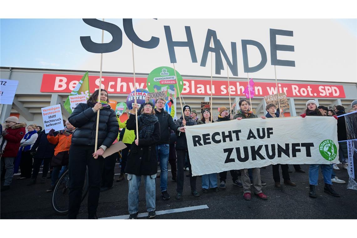 Proteste zum CDU-Parteitag - rund 700 Polizisten vor Ort Zum Parteitag demonstrieren mehrere Menschen vor dem Gebäude.