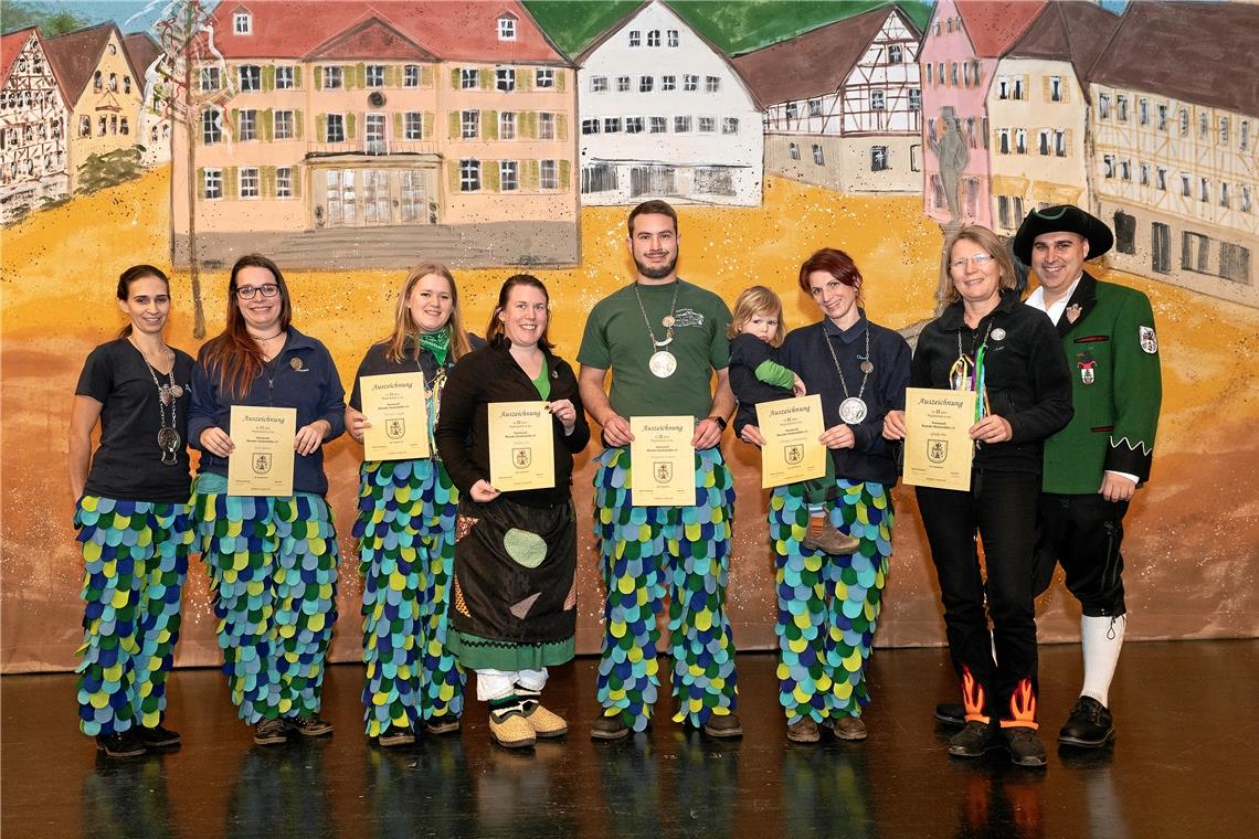 Zum Saisonauftakt hat das Zunftmeisterduo Diana Spreu (links) und Matthias Schlichenmaier (rechts) auch treue Mitglieder geehrt.