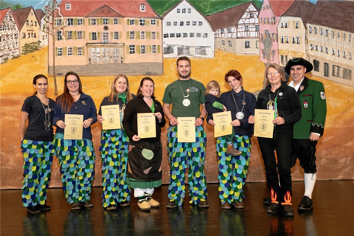 Zum Saisonauftakt hat das Zunftmeisterduo Diana Spreu (links) und Matthias Schlichenmaier (rechts) auch treue Mitglieder geehrt.