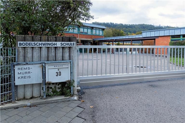 Zum Schulbeginn kamen die Bodelschwinghschüler in der Turnhalle zusammen. Damit alle den Gottesdienst erleben konnten, hat ihn Pfarrerin Judith Bergmann dreimal abgehalten. Unter anderem ging es auch um das Thema Abstand, bei dem sie die neuen Bedingungen für ihre Besucher spielerisch aufgegriffen hat. Foto: J.Fiedler