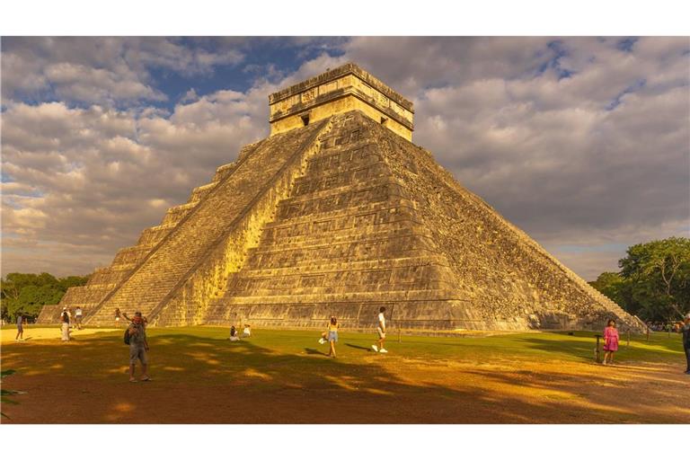 Zum Schutz der auch „El Castillo“ (Die Burg) genannten Hauptpyramide sowie weiterer Strukturen in Chichén Itzá dürfen Besucher diese seit 2006 nicht mehr besteigen.