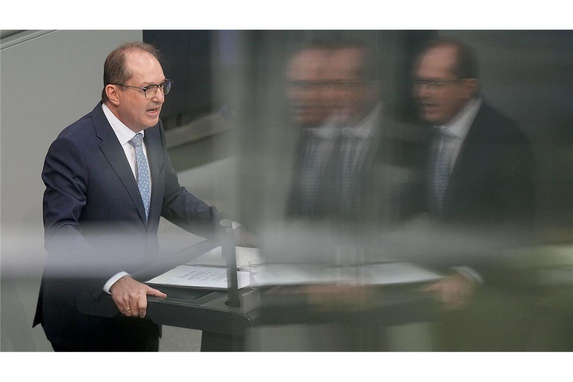 Abschuss von Drohnen? Dobrindt plant Gesetzesreform Zum Schutz gegen illegale Drohnenüberflüge plant Innenminister Alexander Dobrindt (CSU) eine Gesetzesreform. (Archivbild)