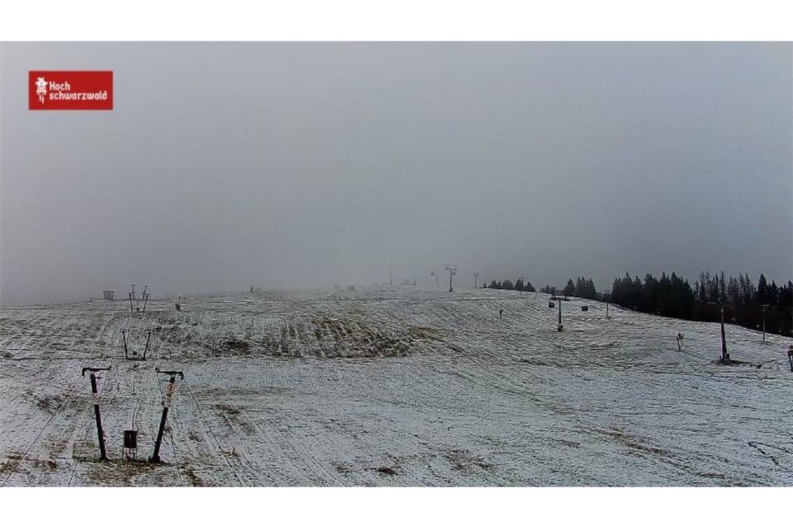 Zum Skifahren reicht es vielleicht noch nicht, trotzdem freuen sich viele User auf die erste Abfahrt: Dieser Screenshot einer Webcam zeigt den ersten Schnee auf dem Feldberg.