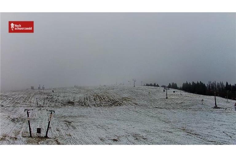 Zum Skifahren reicht es vielleicht noch nicht, trotzdem freuen sich viele User auf die erste Abfahrt: Dieser Screenshot einer Webcam zeigt den ersten Schnee auf dem Feldberg.