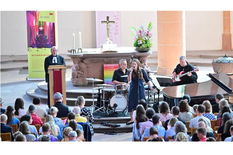 Zum Taylor-Swift-Gottesdienst 2024 kamen zahlreiche Menschen.