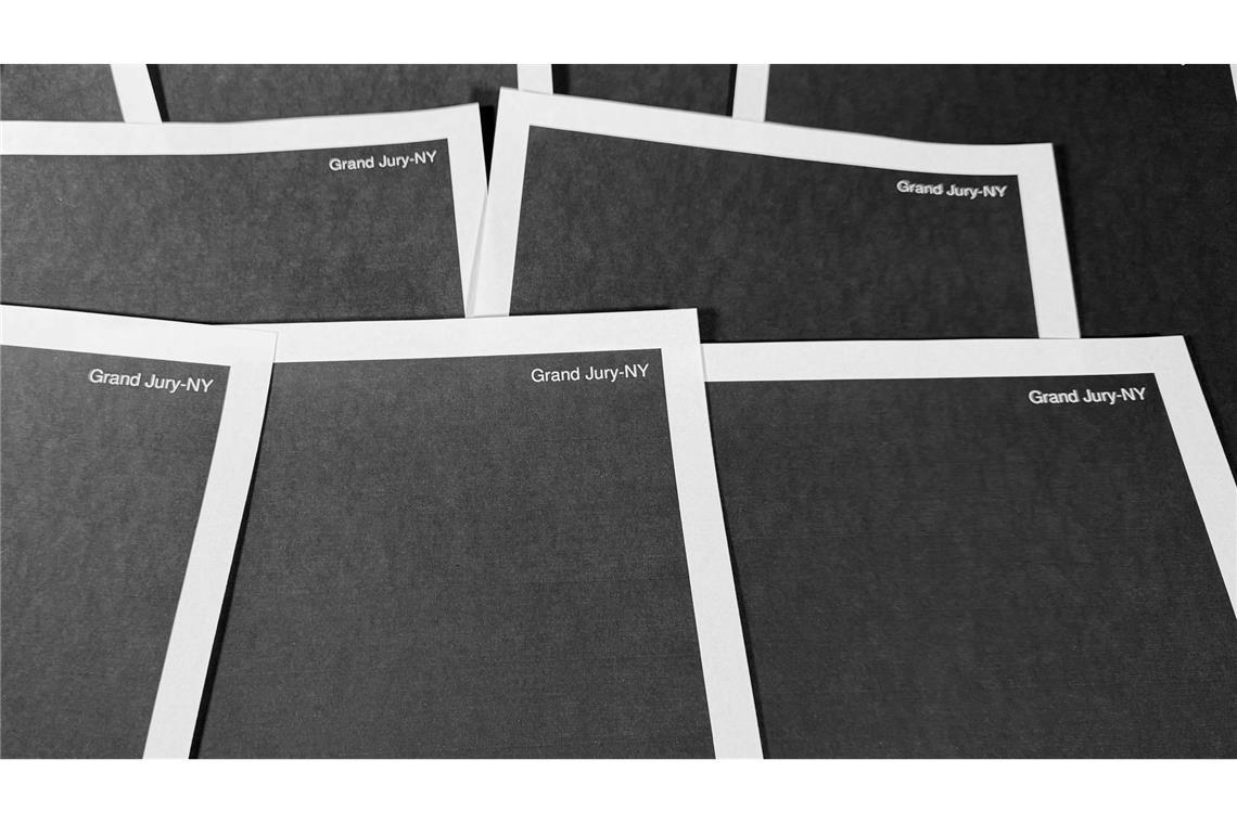 Zum Teil sind seitenweise Dokumente geschwärzt.