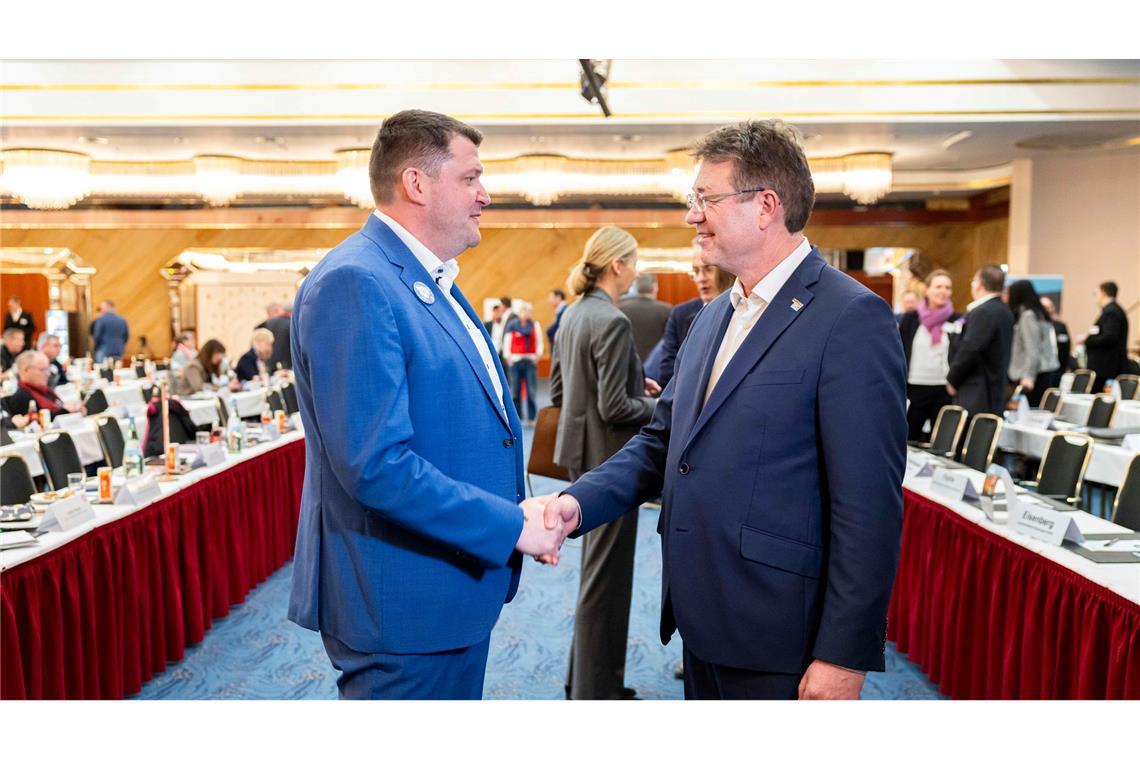 Zum Verhandlungsauftakt Anfang Februar in Hannover begrüßten sich die Verhandlungsführer Oliver Heinrich (IG BCE, links) und Matthias Bürk (BAVC) per Handschlag.