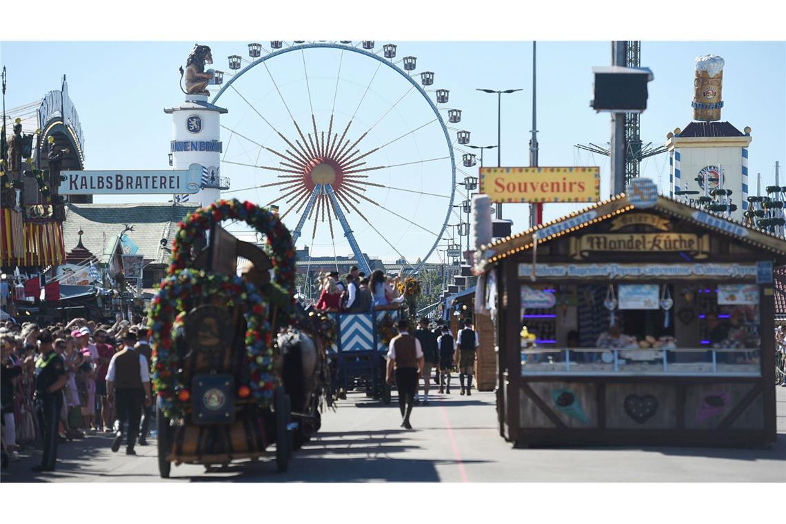 "Too hot to Hendl" - Wiesn startet mit Hitzerekord Zum Wiesnstart herrscht traumhaftes Wetter in München.