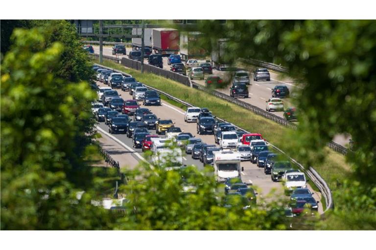 Zum Wochenende rechnet der ADAC wieder mit Staus auf Autobahnen. (Archivbild)