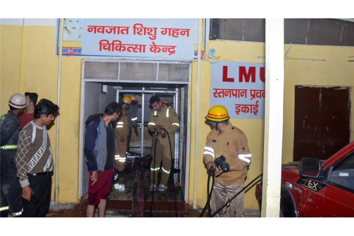 Zehn Babys sterben bei Krankenhaus-Brand in Indien Zum Zeitpunkt des Feuers am Freitagabend (Ortszeit) befanden sich rund 50 Kinder auf der Station des Krankenhauses in Jhansi im nördlichen Bundesstaat Uttar Pradesh.