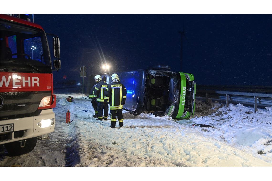 Tote und Verletzte bei Busunfall - Wind und Glätte Schuld? Zum Zeitpunkt des Unfalls herrschten winterliche Straßenverhältnisse.