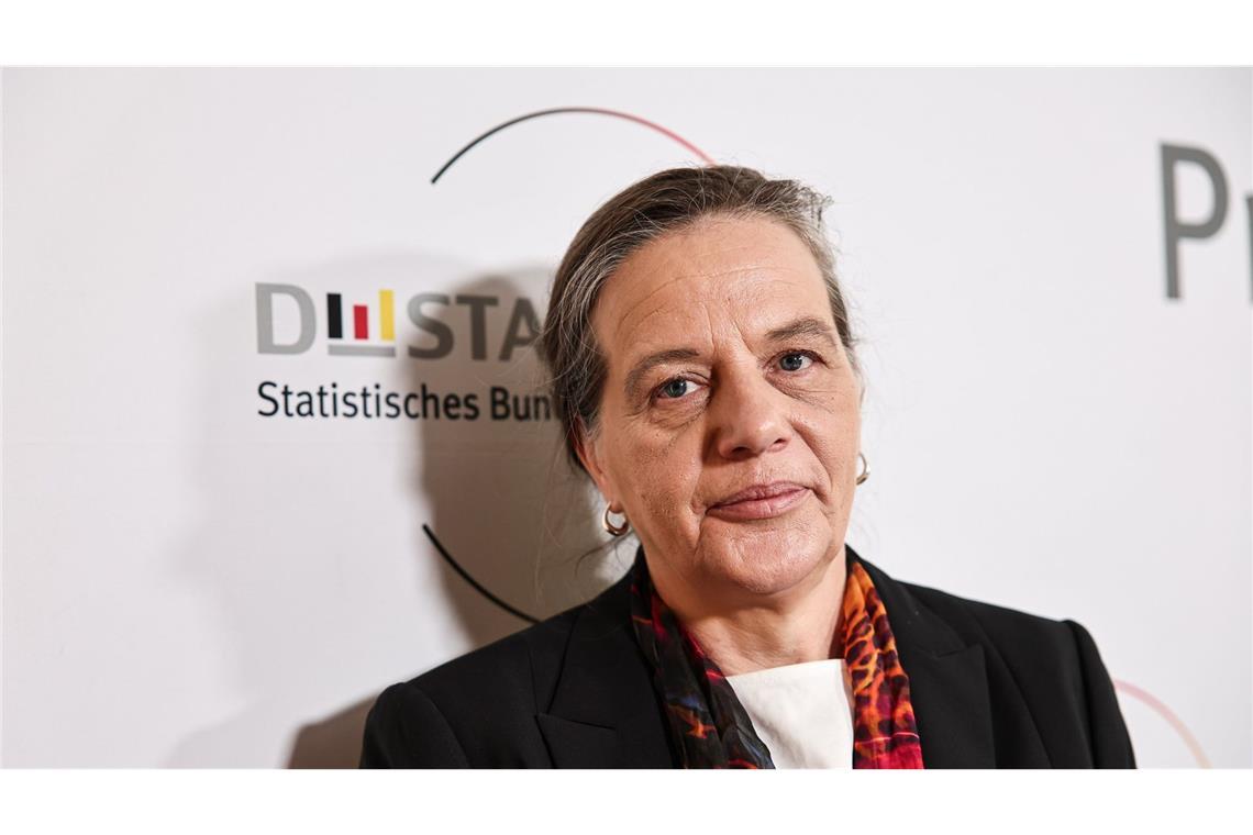 Vom Ampel-Aus bis zur Rücktrittswelle – Chronik des Wahlkampfs in Bildern ...zunächst die Frage um Papiermangel die Terminierung der Neuwahlen auf den 23. Februar mit einem Fragezeichen versehen hätte. Bundeswahlleiterin Ruth Brand gab zu bedenken, dass Deutschland möglicherweise nicht schnell genug ausreichend Papier für die Wahlunterlagen auftreiben könnte. Heute wissen wir, dass die Behörden das Problem gemeistert haben.