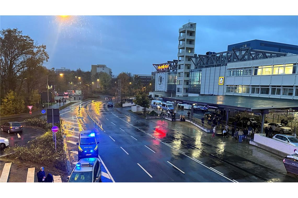 Zunächst konnte die Polizei nicht klären, ob es sich um Böllerlärm oder ein Schussgeräusch gehandelt hatte.