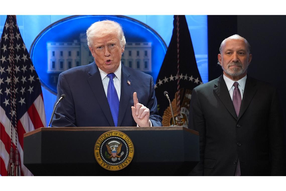 Zunächst kündigte US-Präsident Trump am Freitag einen weltweiten Zollsatz auf Importe in die USA von 10 Prozent an - um ihn dann am Folgetag auf 15 Prozent hochzusetzen.