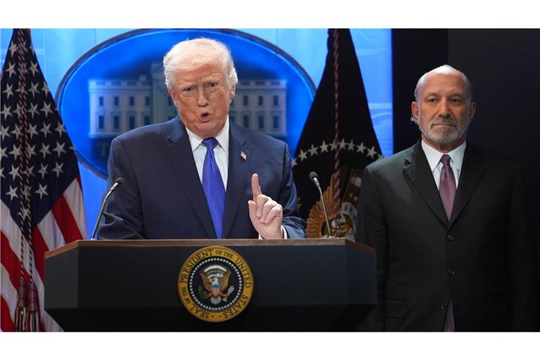 Zunächst kündigte US-Präsident Trump am Freitag einen weltweiten Zollsatz auf Importe in die USA von 10 Prozent an - um ihn dann am Folgetag auf 15 Prozent hochzusetzen.