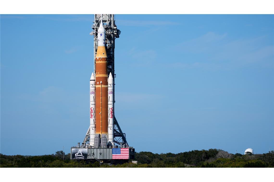 Zunächst zu Testzwecken hat die Nasa das Raketensystem auf den Startplatz gebracht.