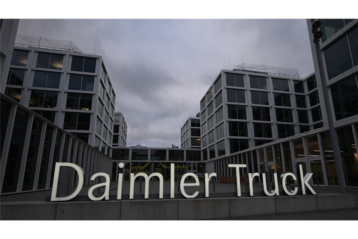 Betriebsrat wirft der Führung des Lkw-Herstellers Vertrauensbruch vor Zunehmend düster: ein Stimmungsbild, das zur Reaktion des Betriebsrats auf den angekündigte Stellenabbau bei Daimler Truck passt.