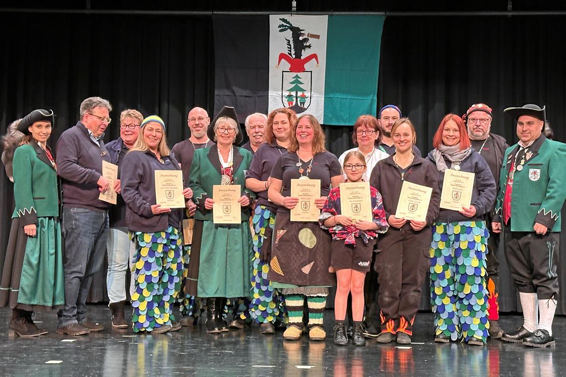 Zunftmeisterin Diana Spreu (links) und Zunftmeister Matthias Schlichenmaier (rechts) mit den Geehrten (von links) Matthias Härer, Klara Noller, Anna-Maria Schlichenmaier, Markus Görlich, Lilia Görlich, Michael Görlich, Sandra Rösner, Melanie Gabriel, Mia Schlichenmaier, Monika Schwed, Alexander Schwed, Jannika Schultheiß, Katharina Konz und Martin Kübler. Foto: Murreder Henderwäldler