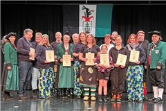 Zunftmeisterin Diana Spreu (links) und Zunftmeister Matthias Schlichenmaier (rechts) mit den Geehrten (von links) Matthias Härer, Klara Noller, Anna-Maria Schlichenmaier, Markus Görlich, Lilia Görlich, Michael Görlich, Sandra Rösner, Melanie Gabriel, Mia Schlichenmaier, Monika Schwed, Alexander Schwed, Jannika Schultheiß, Katharina Konz und Martin Kübler. Foto: Murreder Henderwäldler
