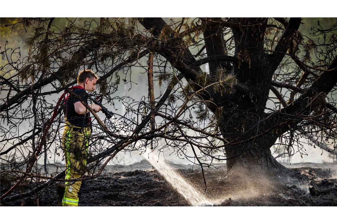Zur Bekämpfung der Flammen baten die Niederlande nach Angaben der Behörden zum ersten Mal auch andere Länder um Hilfe.